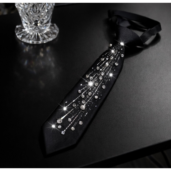 Czarny krawat z kryształowymi zdobieniami – luksusowy akcent stylizacji